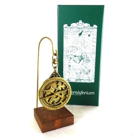 Miniatura Astrolabium H81 na Drewnianej Podstawie - Historyczny Instrument Astronomiczny